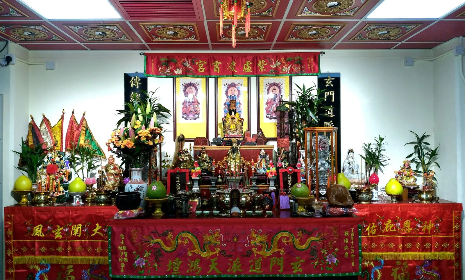 天鴻壇壇內全景，中央供奉與紅金色壇前繡幡