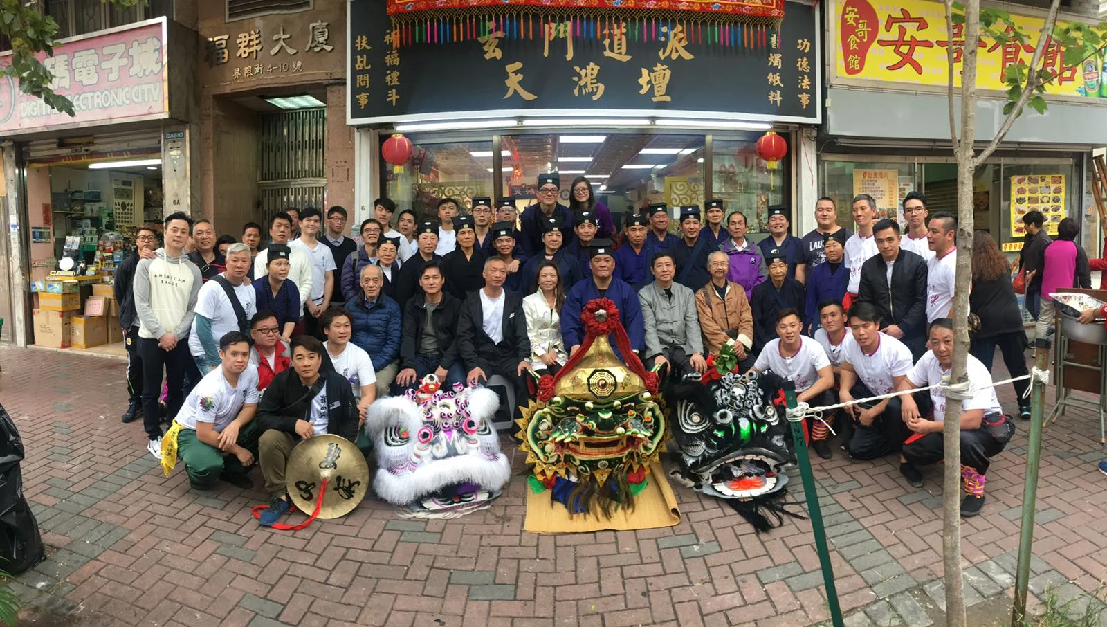 天鴻壇門前眾人與醒獅合影
