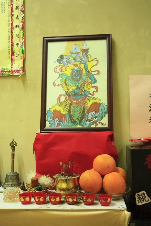 壇內供奉畫像、供品與紅色繡布